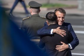 Volodymyr Zelenskyy, Emmanuel Macron