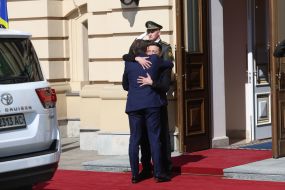 Volodymyr Zelenskyy, Emmanuel Macron