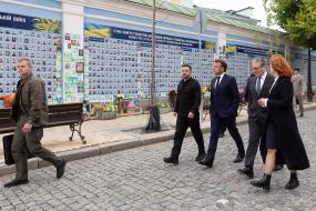 Volodymyr Zelensky, Emmanuel Macron and Keir Starmer