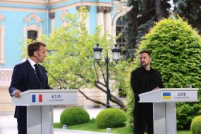 Volodymyr Zelenskyy, Emmanuel Macron