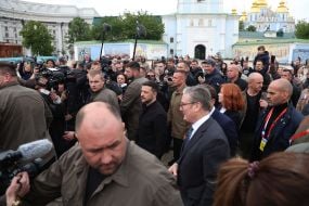 Владимир Зеленский,  Эммануэль Макрон и  Кир Стармер