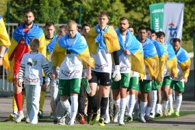 Players of FC Karpaty (Lviv) and FC Oleksandria (Olexandria) take the field