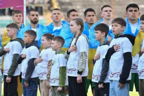 Игроки ФК «Карпаты» (Львов) и дети поют гимн Украины