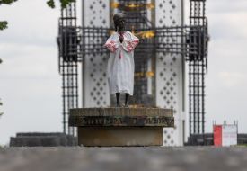 Monument to a girl with vyshyvanka
