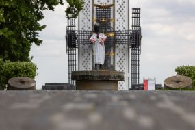 Monument to a girl with vyshyvanka