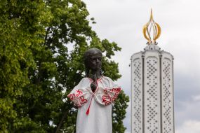 Monument to a girl with vyshyvanka