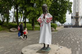 Monument to a girl with vyshyvanka
