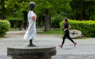 Monument to a girl with vyshyvanka