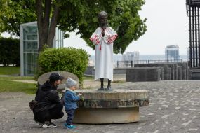 Monument to a girl with vyshyvanka