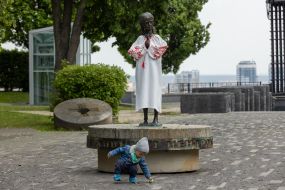 Monument to a girl with vyshyvanka