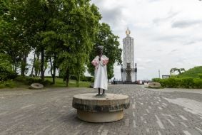 Monument to a girl with vyshyvanka
