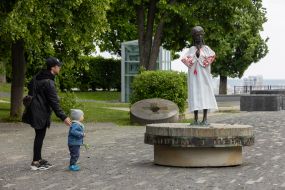 Monument to a girl with vyshyvanka