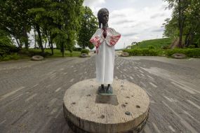 Monument to a girl with vyshyvanka