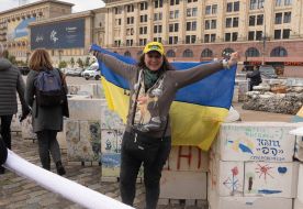 Женщина с флагом Украины