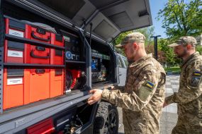 Військовослужбовець біля мобільної майстерні Locker
