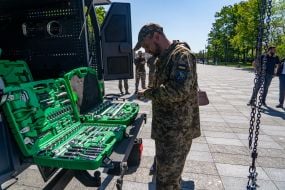 Військовослужбовець біля мобільної майстерні Locker