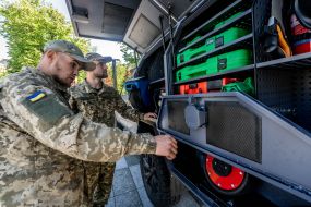 Військовослужбовці біля мобільної майстерні Locker