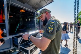 Військовослужбовець біля мобільної майстерні Locker