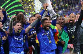 Chelsea FC players (London, England) with the winning trophy