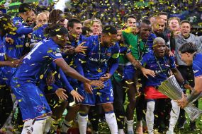 Chelsea FC players (London, England) with the winning trophy