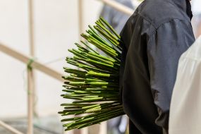 Молодой человек держит букет из роз