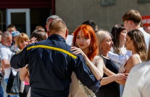 Выпускница танцует вальс с отцом