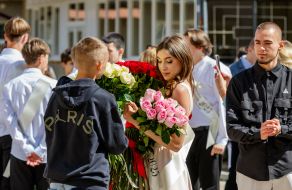 Юноша дарит цветы выпускнице