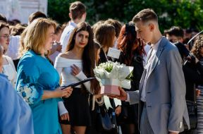 Выпускник дарит цветы учительнице
