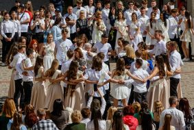 Выпускники танцуют вальс
