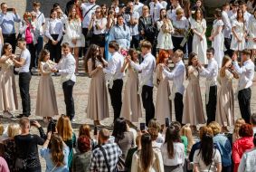 Выпускники танцуют вальс