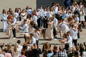 Выпускники танцуют вальс