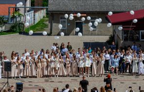 Выпускники запускают воздушные шарики