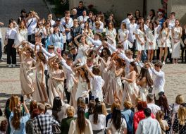 Выпускники танцуют вальс