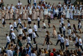 Выпускники, учащиеся младших классов и родители