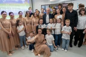Igor Terekhov with schoolchildren