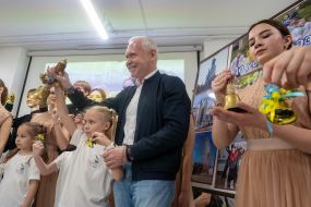 Igor Terekhov with schoolchildren