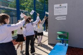 Школярі прямують в укриття