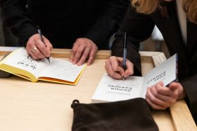 Володимир Зеленський та Олена Зеленська ставлять підпис на книгах