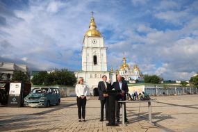 Julie Davis, Richard Blumenthal and Lindsey Graham
