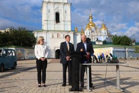 Julie Davis, Richard Blumenthal and Lindsey Graham