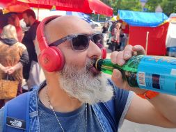 Чоловік п'є пиво