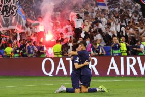 Игроки ФК "ПСЖ" радуются победе в финале Лиги Чемпионов