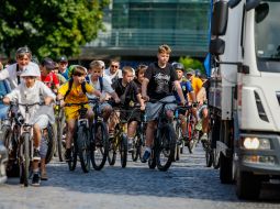 Учасники благодійного велозаїзду Big City Ride-2025 їдуть в центрі Ужгорода