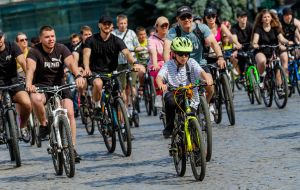 Учасники благодійного велозаїзду Big City Ride-2025 їдуть в центрі Ужгорода
