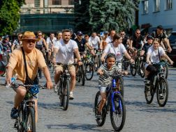 Учасники благодійного велозаїзду Big City Ride-2025 їдуть в центрі Ужгорода