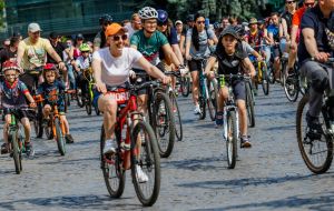 Учасники благодійного велозаїзду Big City Ride-2025 їдуть в центрі Ужгорода