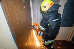 Рятувальник вирізає замок у замкнутих дверях