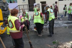 Співробітники комунальної служби біля будинку, що постраждав внаслідок масованої комбінованої атаки на Харків