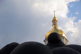 Инсталляция "Black Cloud" ("Черное облако")