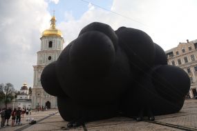 Инсталляция "Black Cloud" ("Черное облако")
